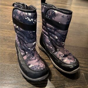Snow boots size 13